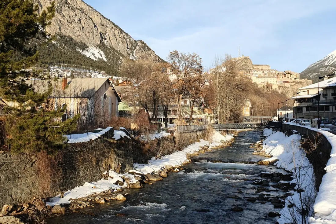 Apartament z balkonem, Wifi i Garaż w Briançon