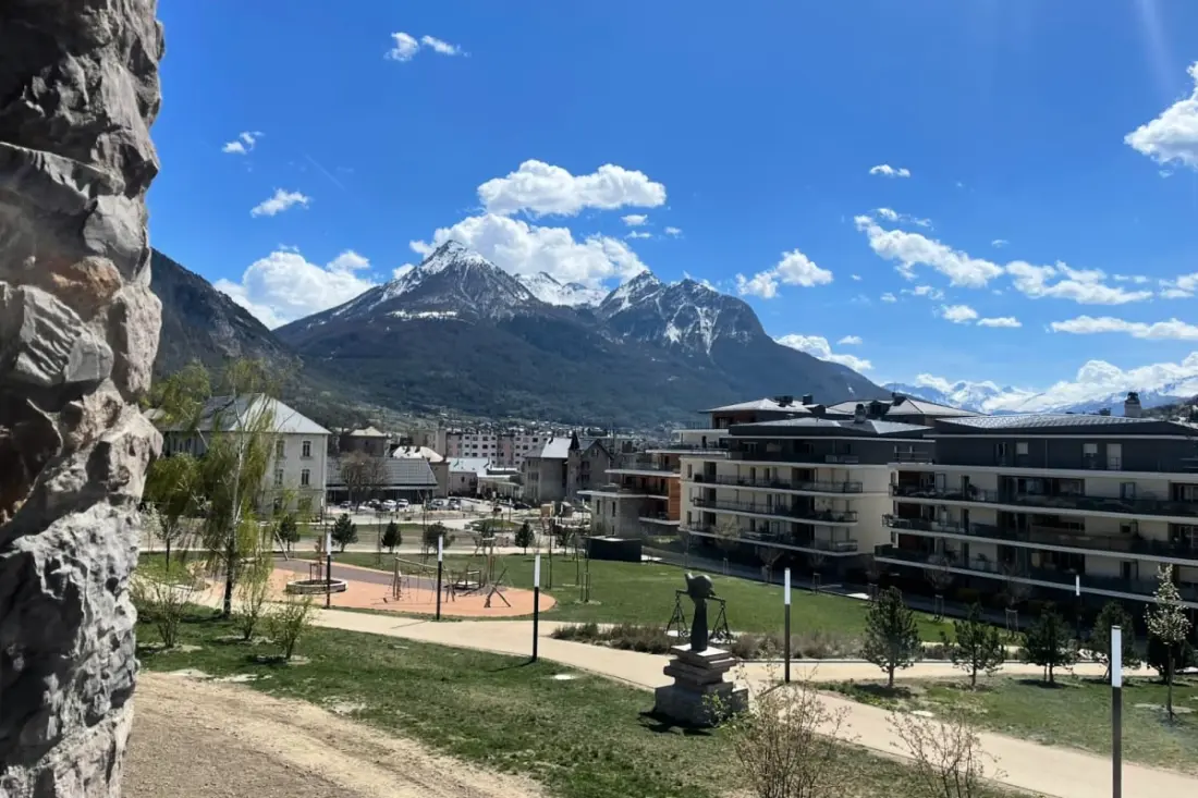 Apartament z balkonem, Wifi i Garaż w Briançon