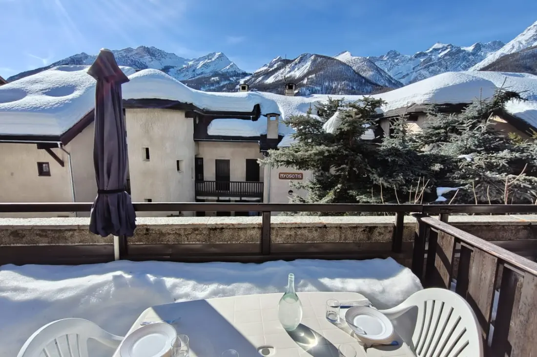 Apartment With Terrace Near Les Pistes