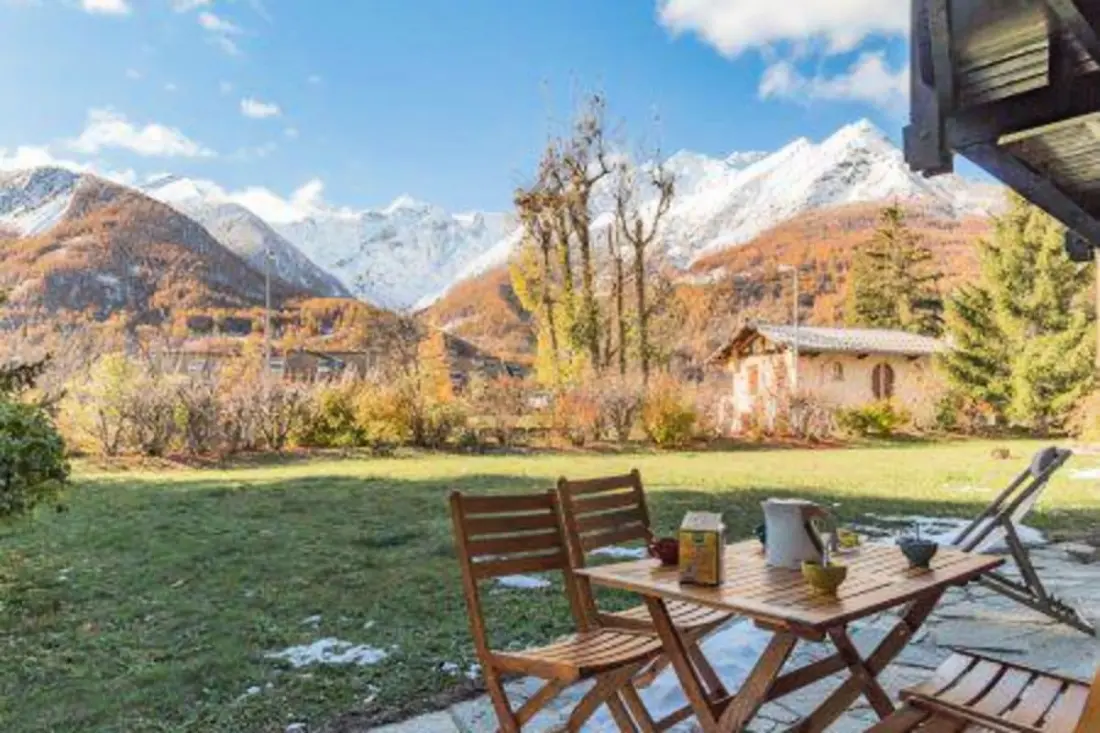 Cocoon With Garden And Beautiful Mountain View