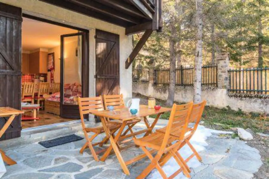 Cocoon With Garden And Beautiful Mountain View
