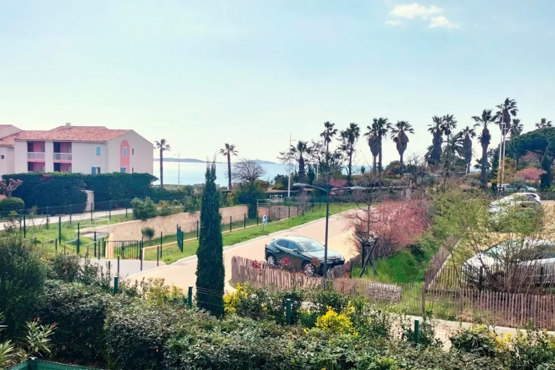 Cocon Sea Blick, Pool und Parkplatz