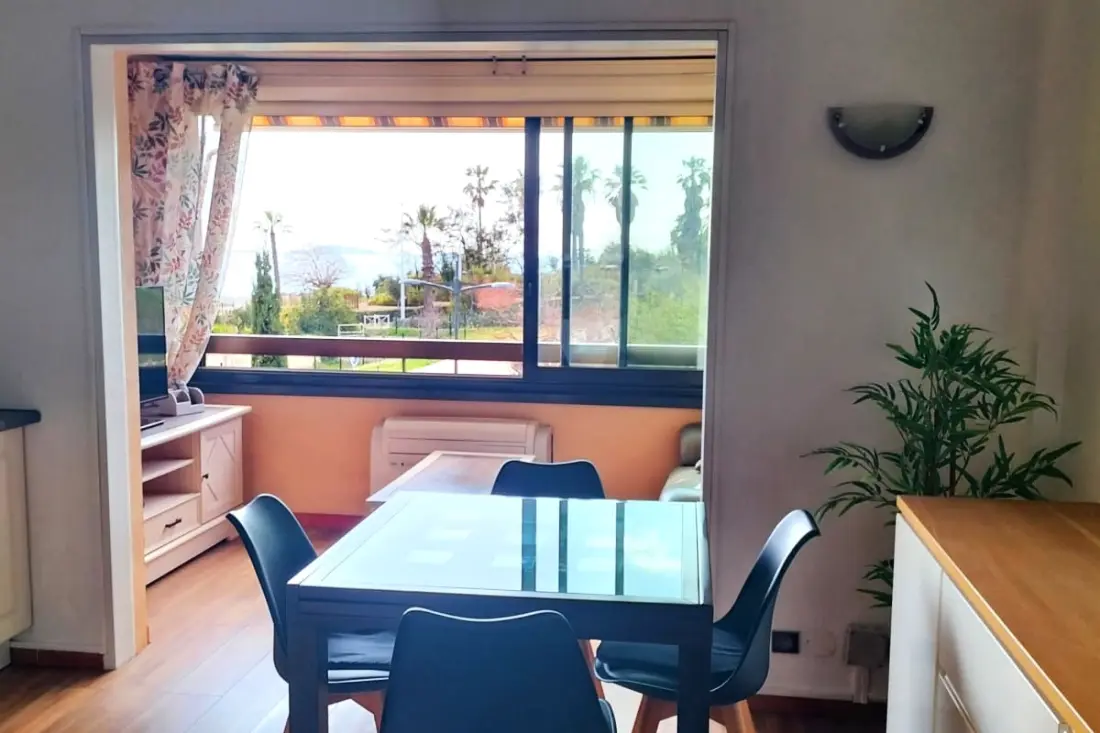 Cocon Sea Blick, Pool und Parkplatz