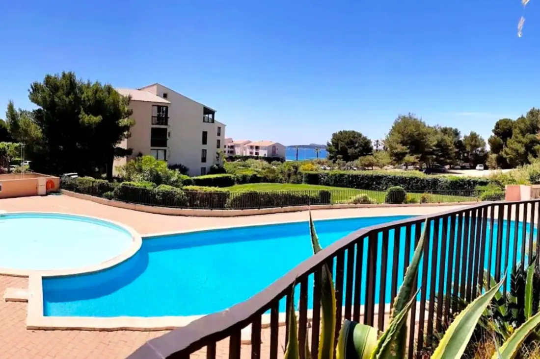 Cocon Sea Blick, Pool und Parkplatz