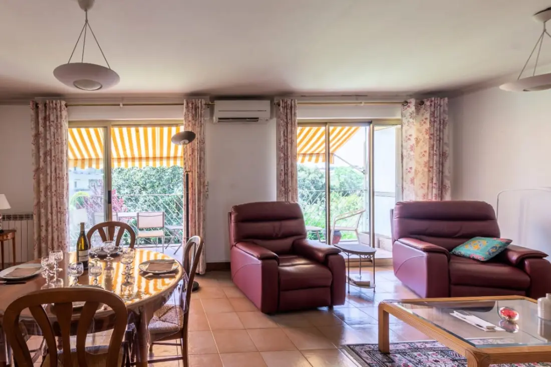 Nagy, világos 31 Csillagok★-os apartman, közel a tengerhez, erkéllyel