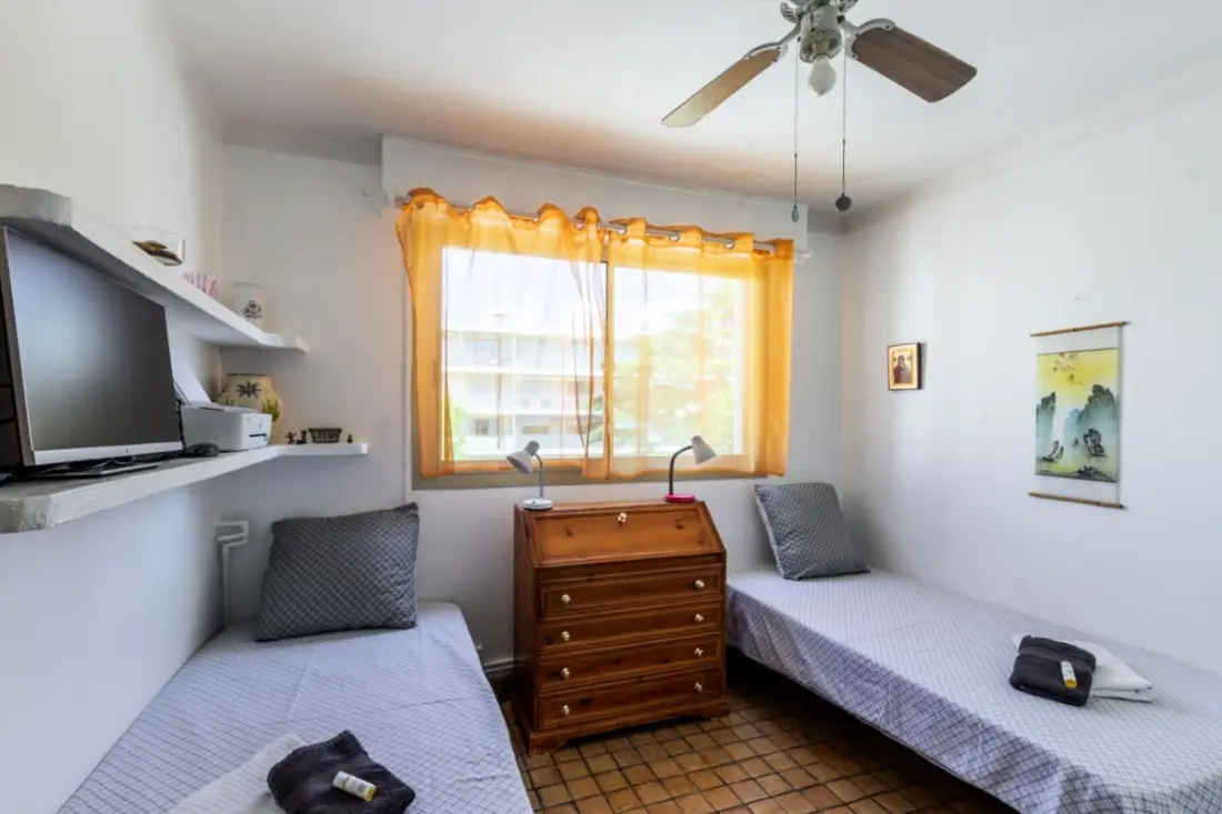 Nagy, világos 31 Csillagok★-os apartman, közel a tengerhez, erkéllyel