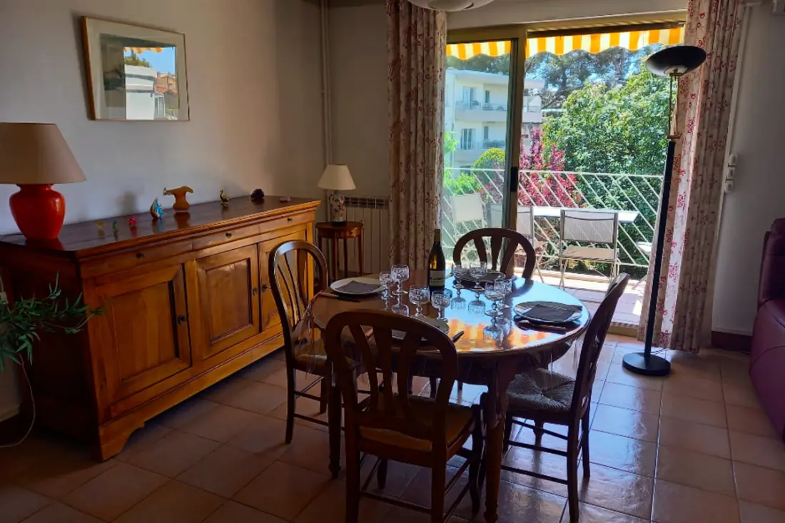 Nagy, világos 31 Csillagok★-os apartman, közel a tengerhez, erkéllyel