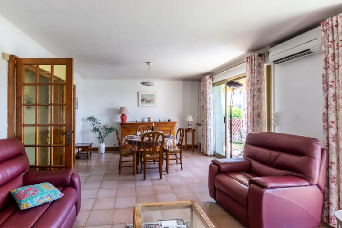 Nagy, világos 31 Csillagok★-os apartman, közel a tengerhez, erkéllyel