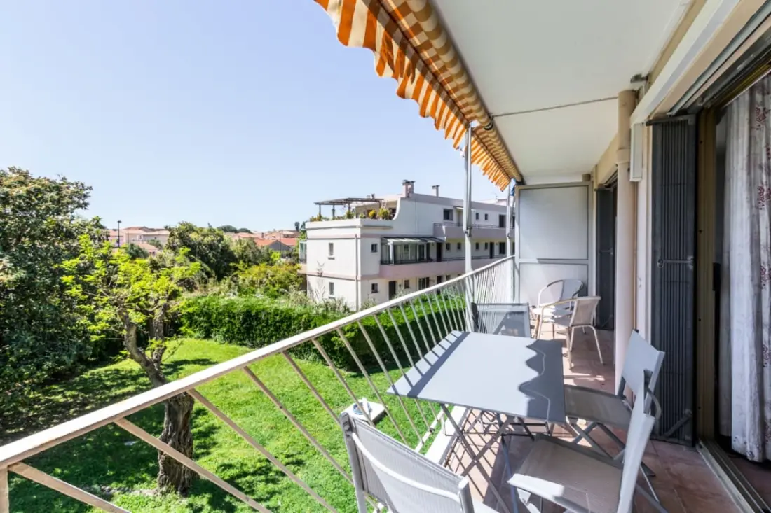 Nagy, világos 31 Csillagok★-os apartman, közel a tengerhez, erkéllyel