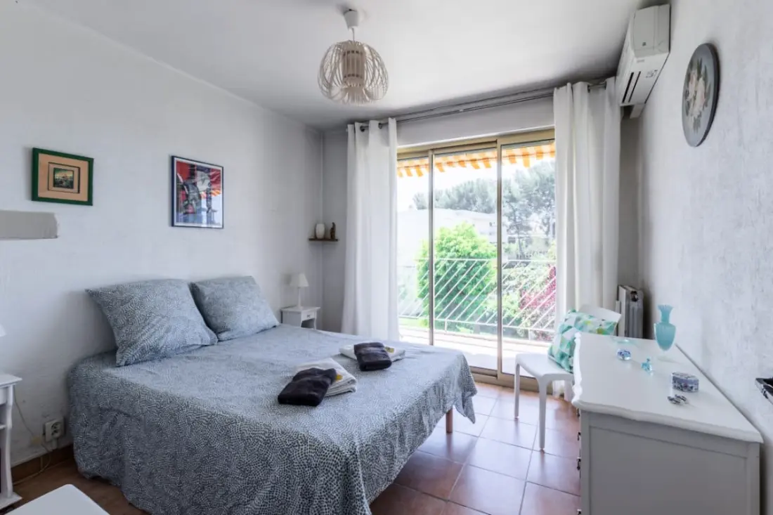 Nagy, világos 31 Csillagok★-os apartman, közel a tengerhez, erkéllyel