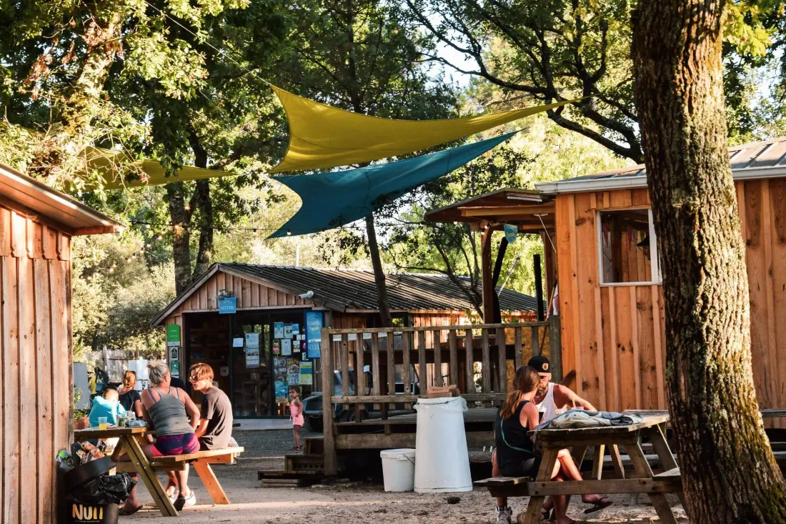 Nicoll's Camp/Pins 4 Estrellas★★★★