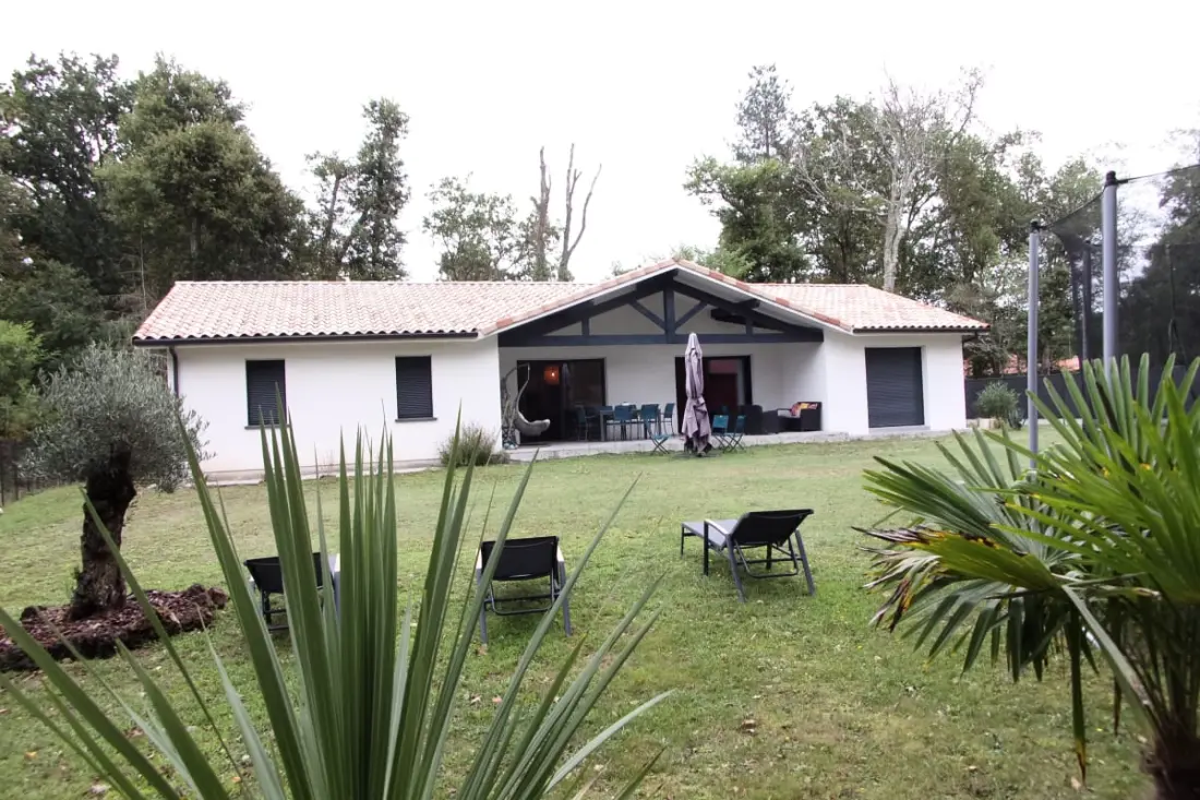 Tágas, modern ház kerttel