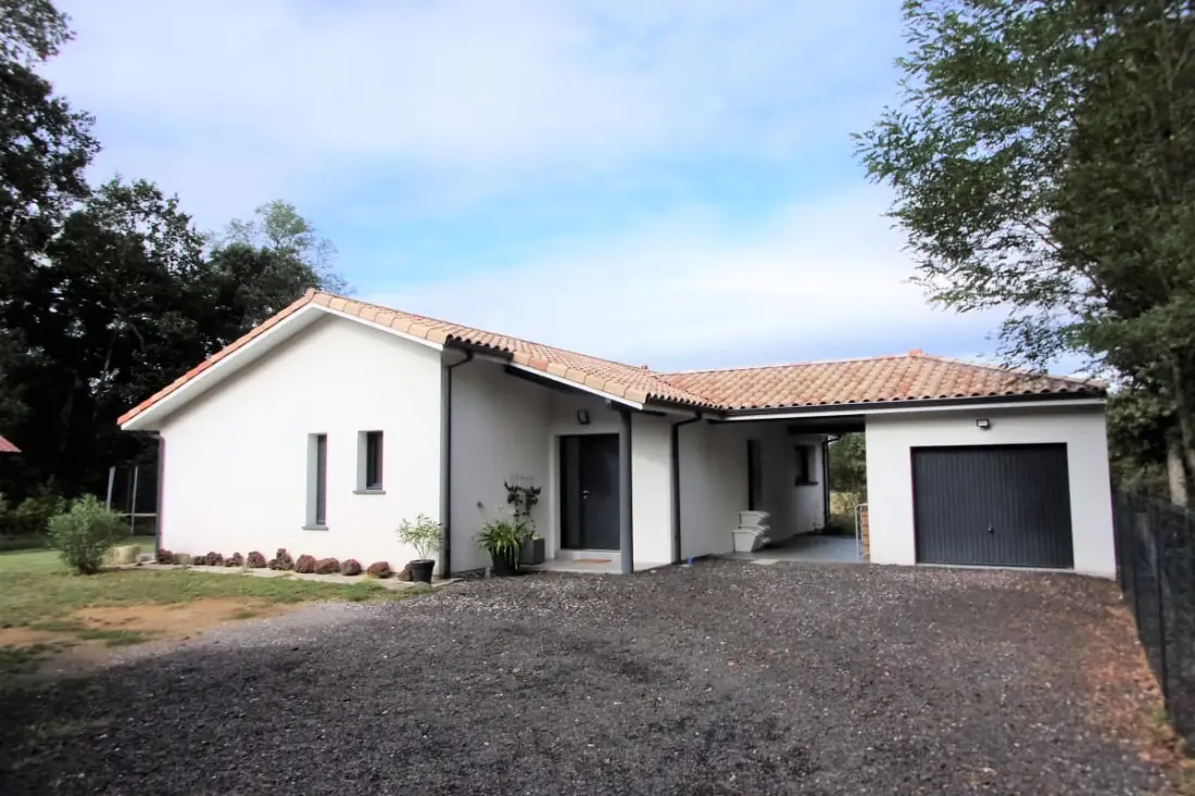 Tágas, modern ház kerttel