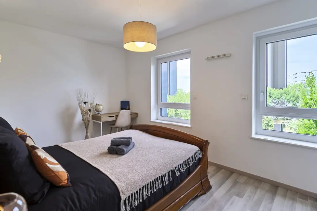 In de sterren - 2 slaapkamers in de buurt van het stadscentrum met parkeergelegenheid inbegrepen