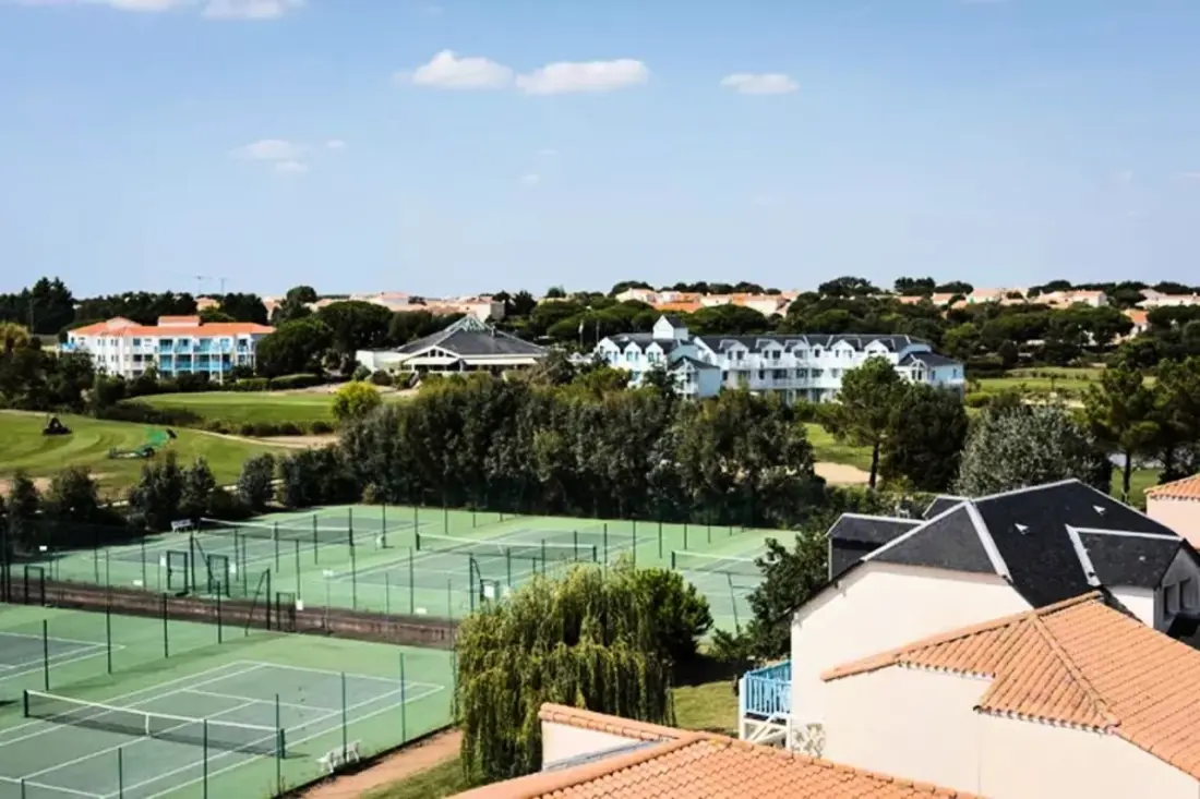"Panoramic nézet a golfpályán " Balcony & Swimming pool"