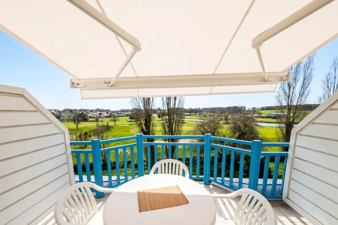 "Panoramic nézet a golfpályán " Balcony & Swimming pool"