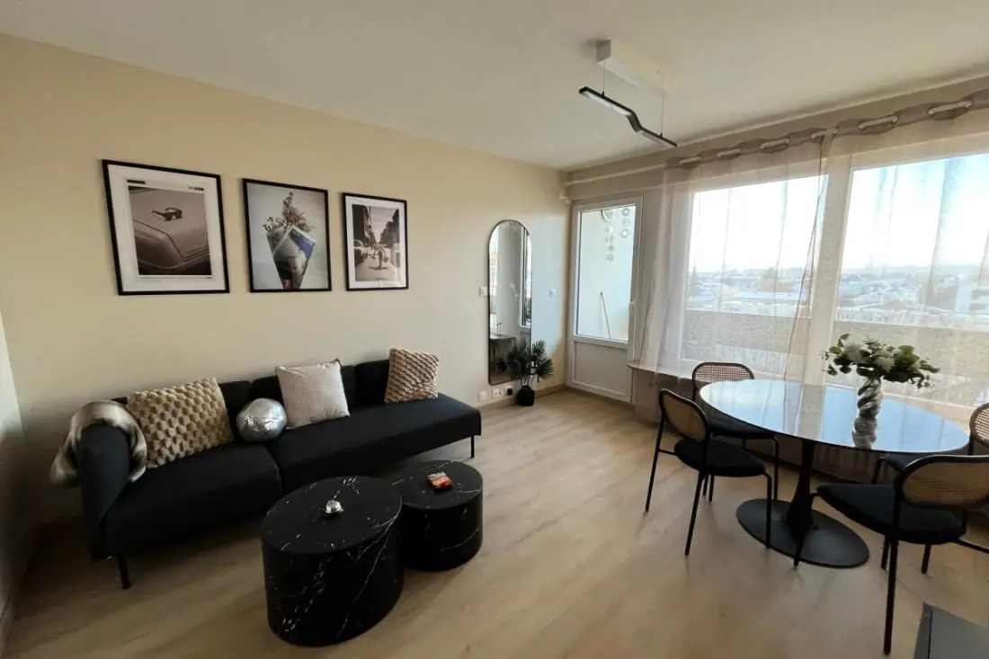 Felújított lakás lifttel és balkonnal, ingyenes parkolás