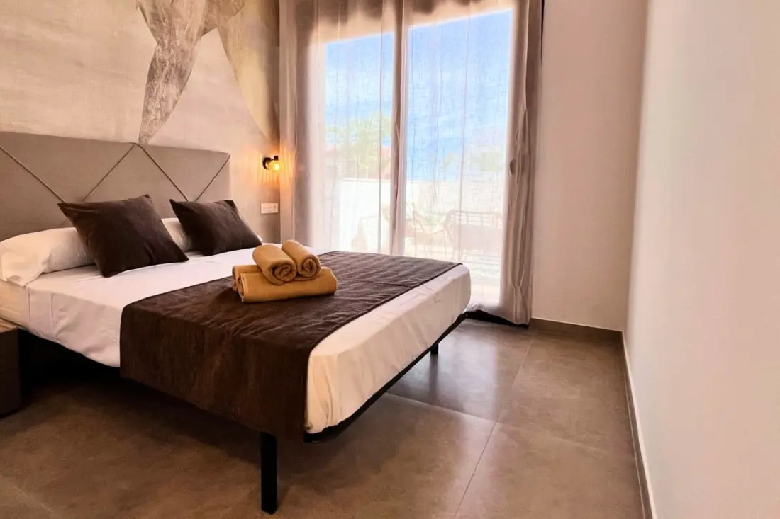 Modern apartman medencével és teraszokkal