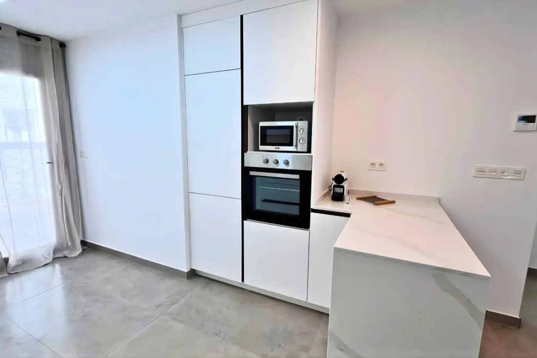 Modern apartman medencével és teraszokkal