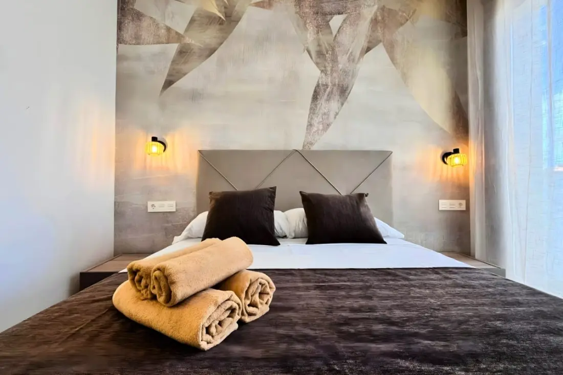 Modern apartman medencével és teraszokkal