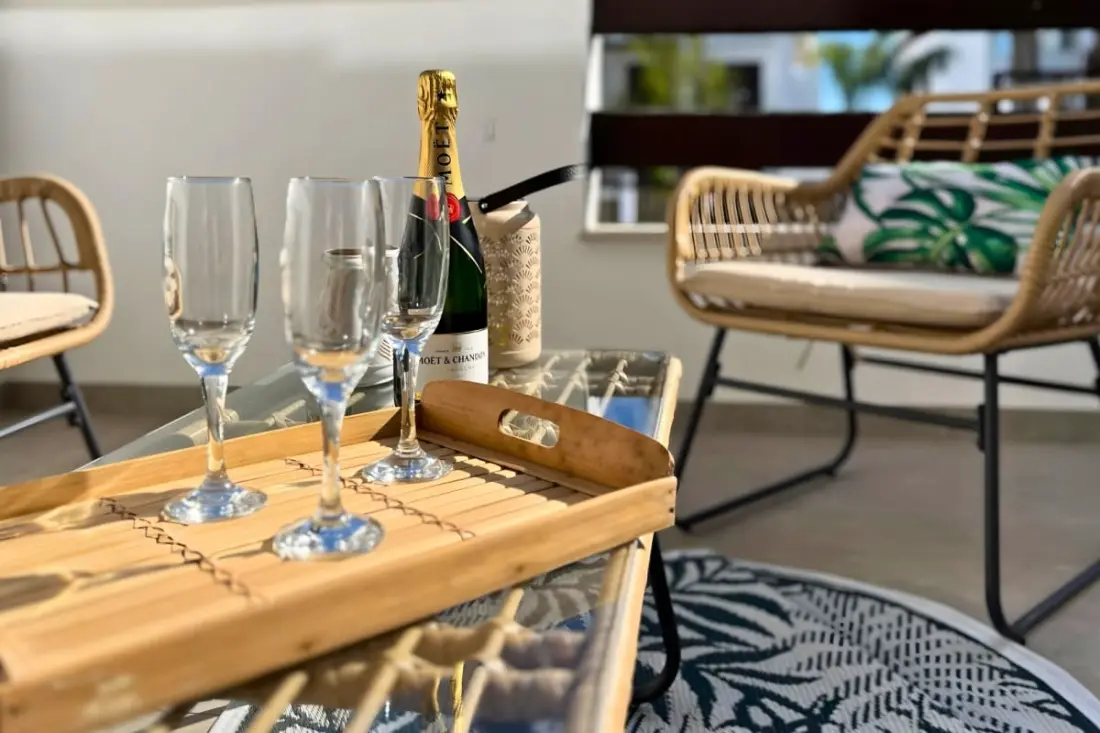 Modern apartman medencével és teraszokkal