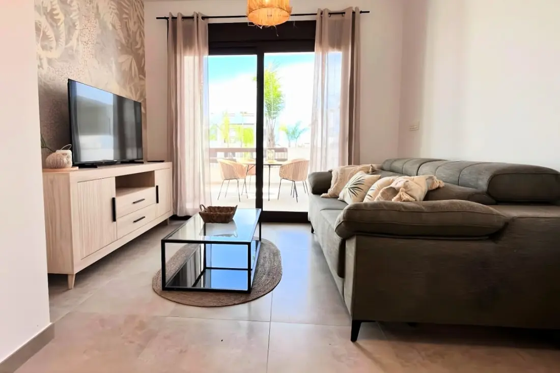 Modern apartman medencével és teraszokkal