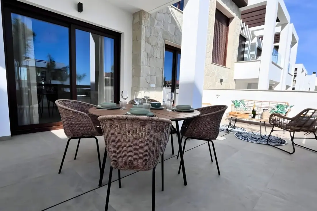 Modern apartman medencével és teraszokkal