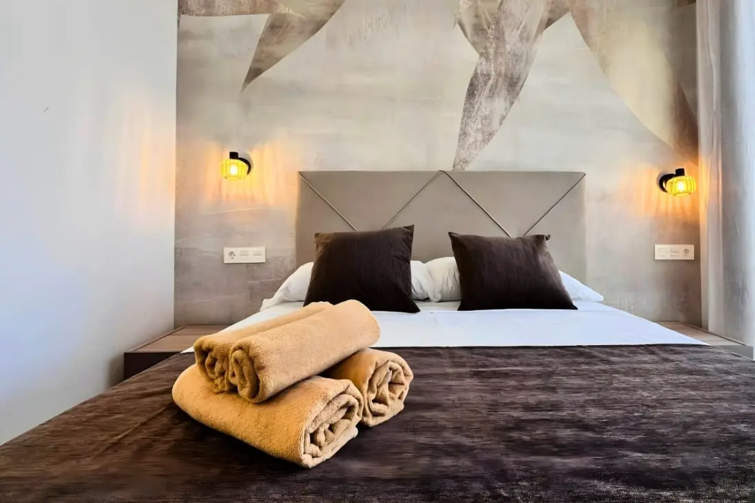 Modern apartman medencével és teraszokkal