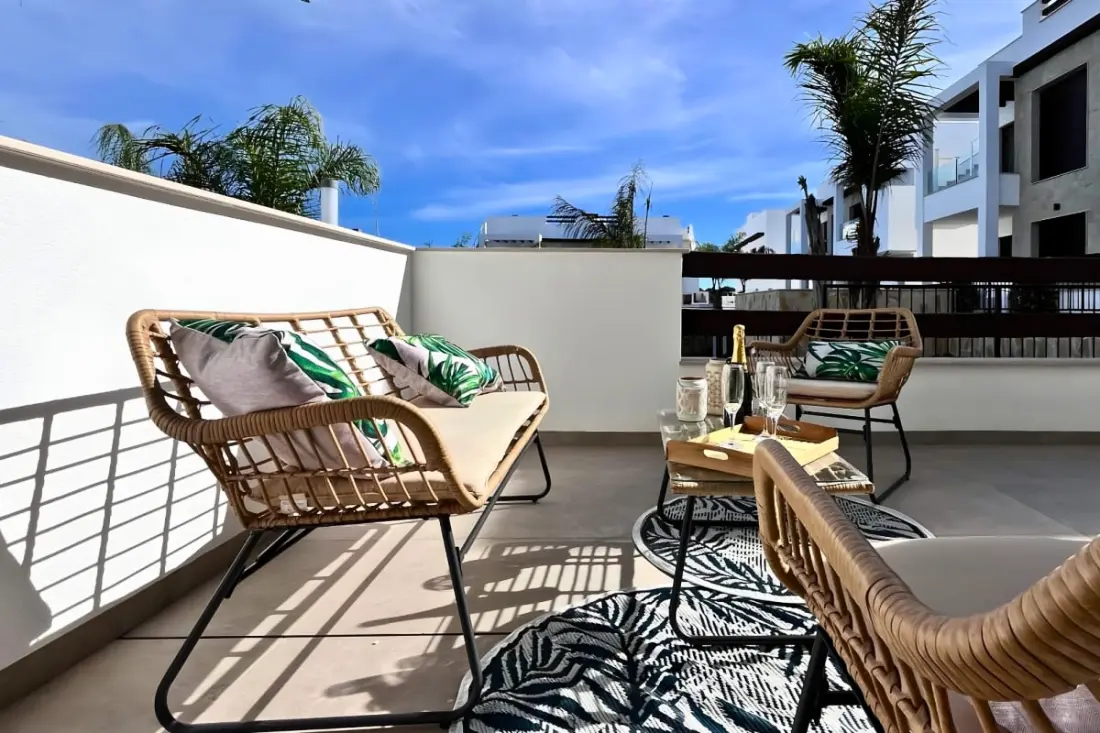 Modern apartman medencével és teraszokkal