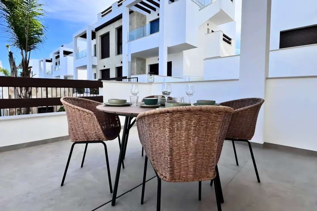 Modern apartman medencével és teraszokkal