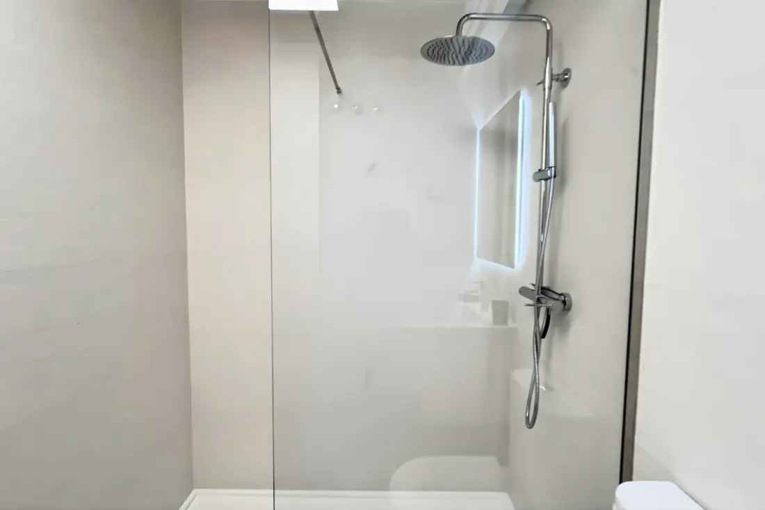 Modern apartman medencével és teraszokkal
