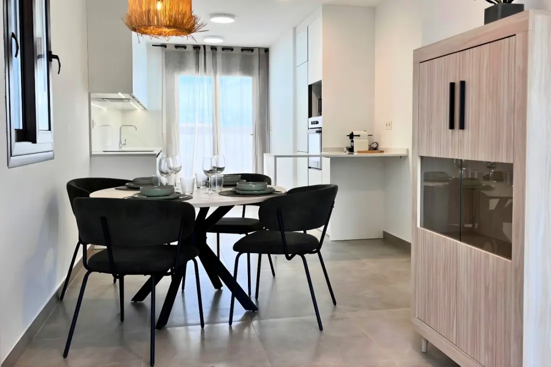 Modern apartman medencével és teraszokkal