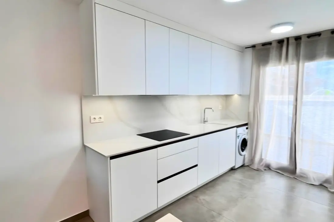 Modern apartman medencével és teraszokkal