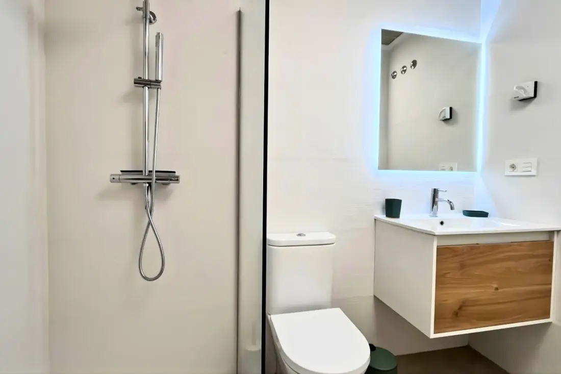 Modern apartman medencével és teraszokkal