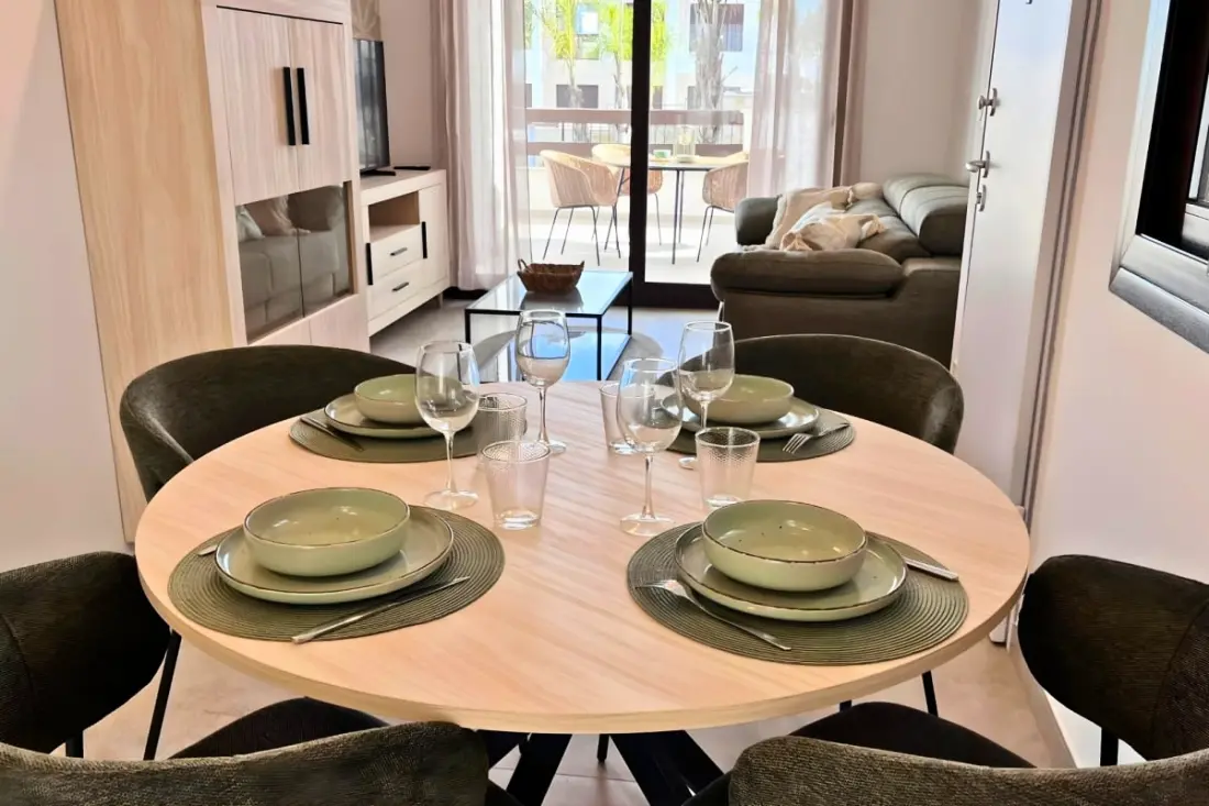 Modern apartman medencével és teraszokkal