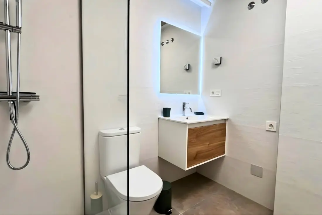 Modern apartman medencével és teraszokkal