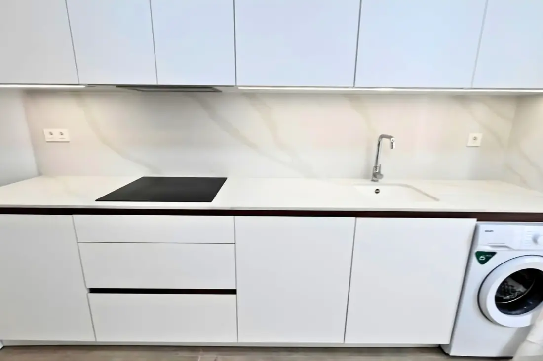 Modern apartman medencével és teraszokkal