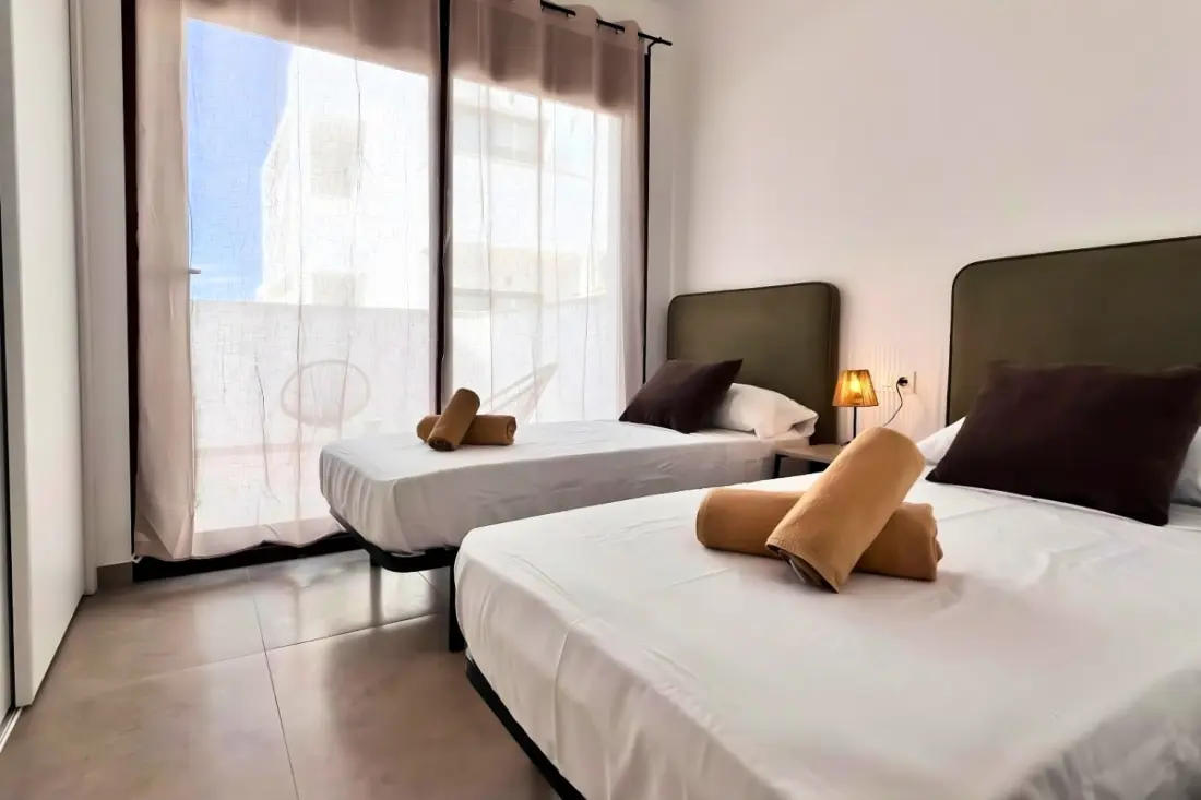 Modern apartman medencével és teraszokkal