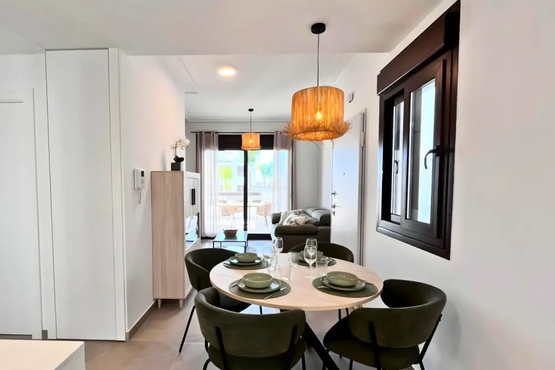 Modern apartman medencével és teraszokkal