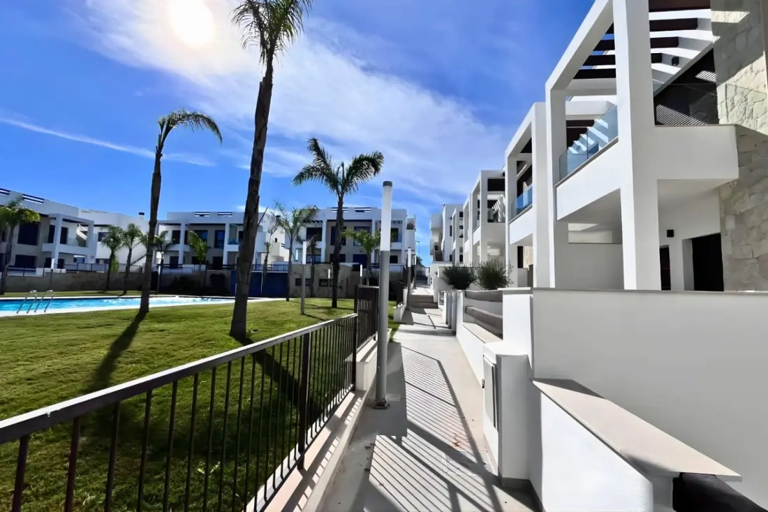 Modern apartman medencével és teraszokkal