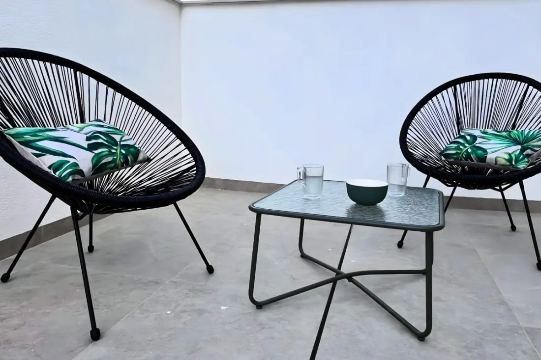 Modern apartman medencével és teraszokkal
