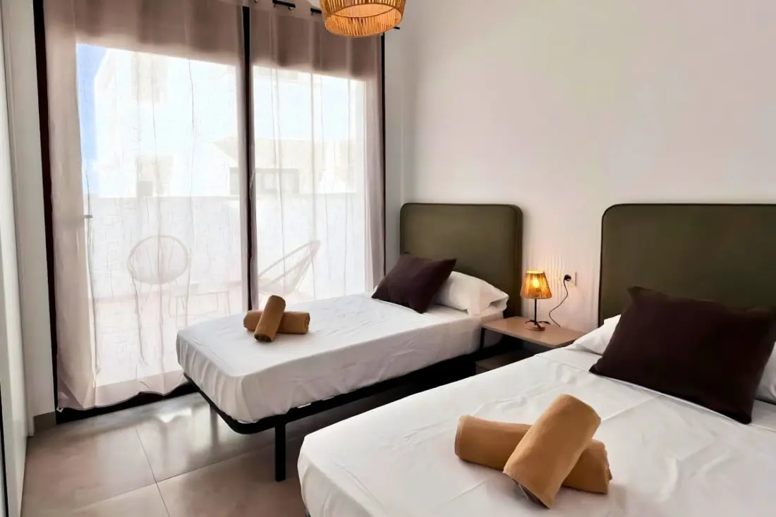 Modern apartman medencével és teraszokkal