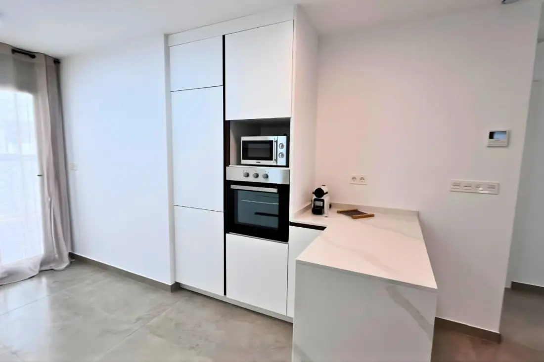 Modern apartman medencével és teraszokkal