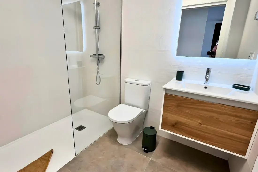 Modern apartman medencével és teraszokkal