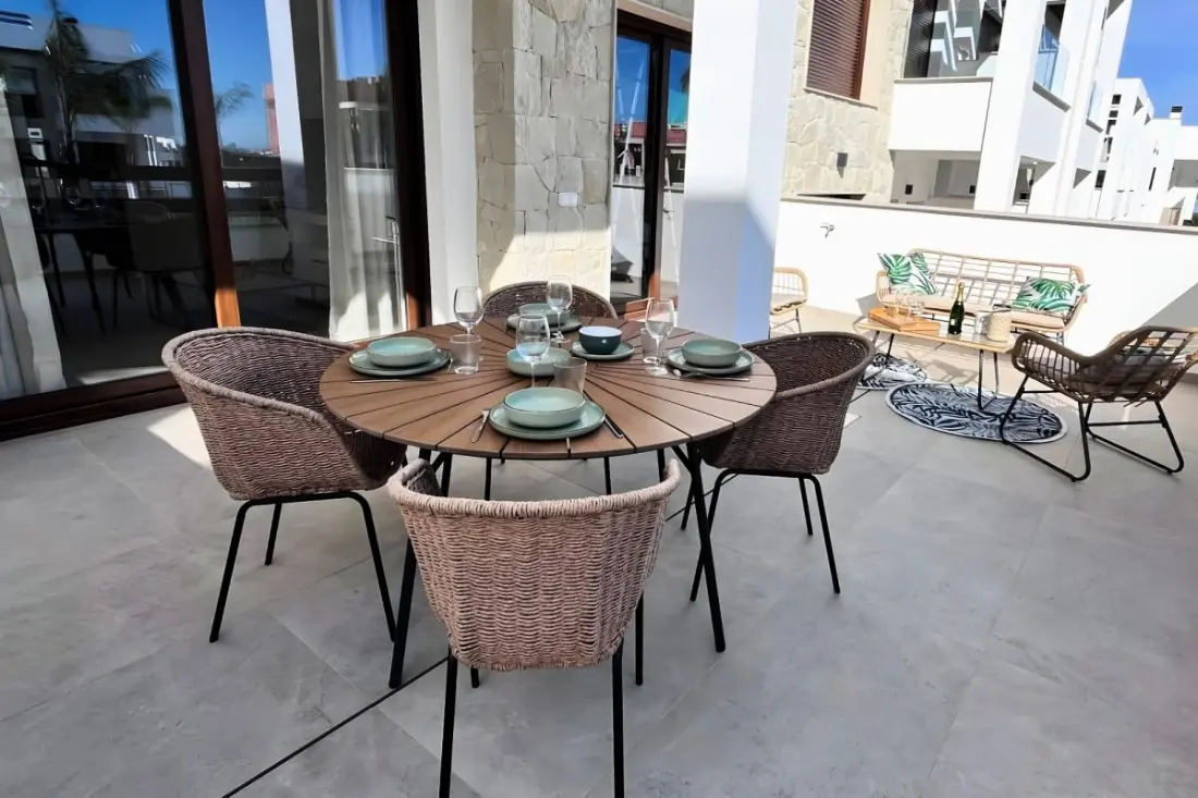 Modern apartman medencével és teraszokkal
