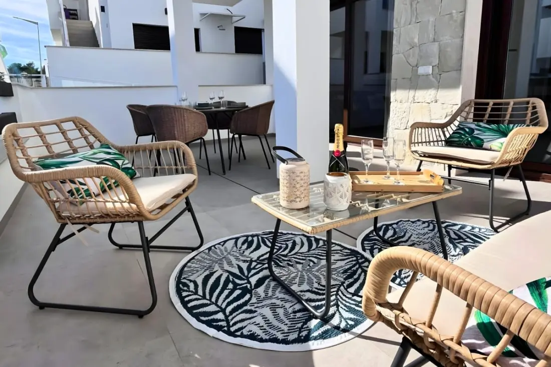 Modern apartman medencével és teraszokkal