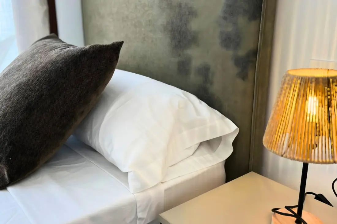 Modern apartman medencével és teraszokkal