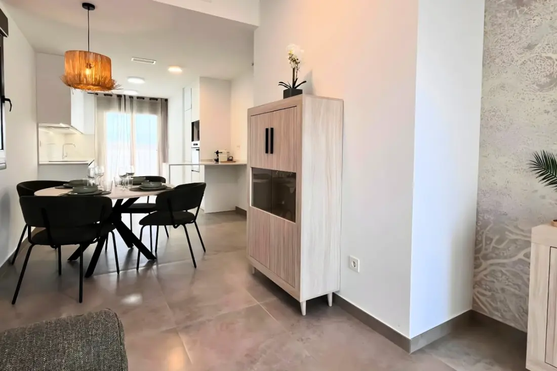 Modern apartman medencével és teraszokkal