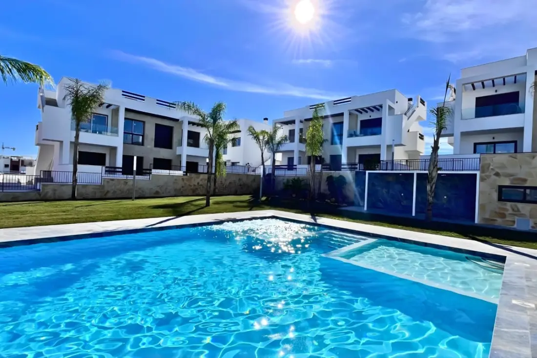 Modern apartman medencével és teraszokkal