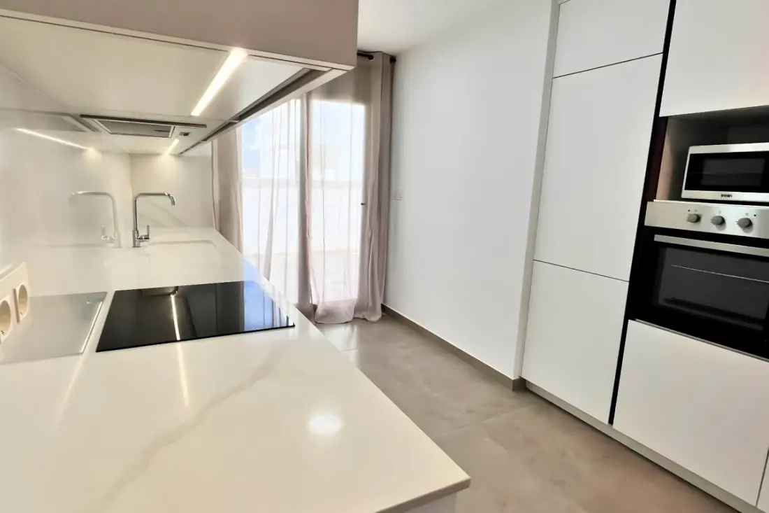 Modern apartman medencével és teraszokkal
